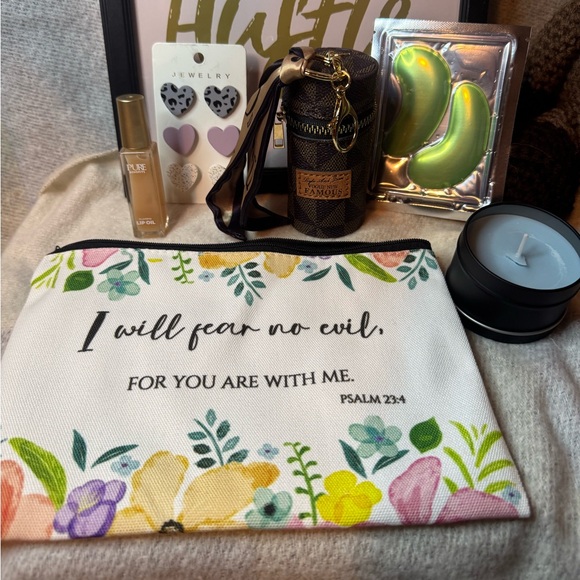 Pick one - Pouch with Accessories - Picture 2 of 4